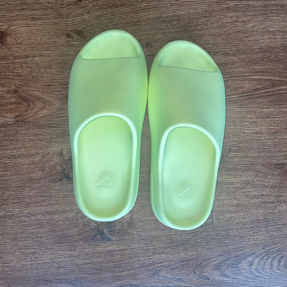 Yeezy Slide “Glow Green”